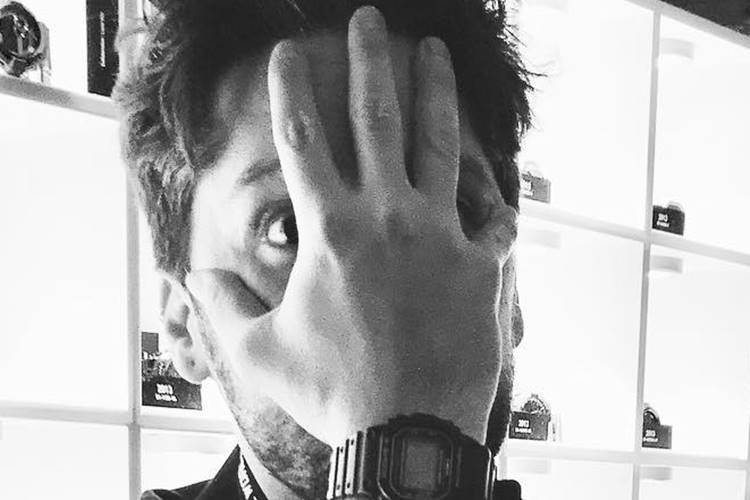 Apresentador famoso sofre acidente de moto e vai parar no hospital