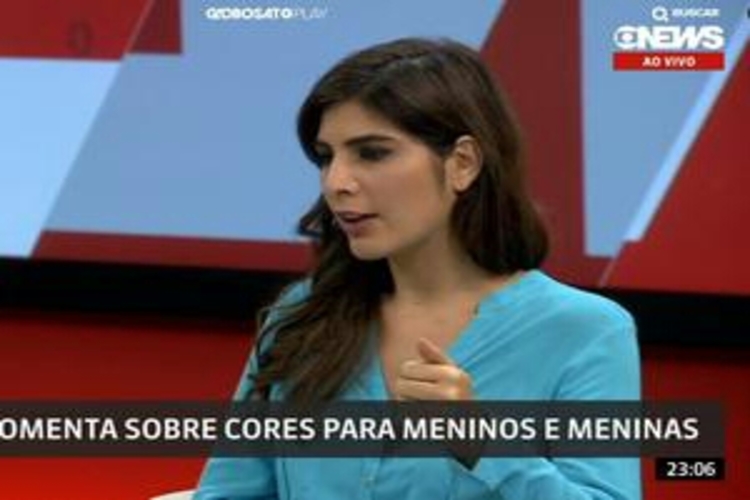 Ao entrevistar ministra, jornalista Andréia Sadi veste azul e rouba a cena