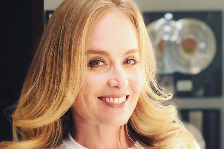 Angélica posa sem maquiagem e jovialidade e chama a atenção