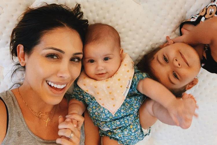 Bella Falconi encanta ao mostrar as filhas com traje de banho iguais: “Fofas”