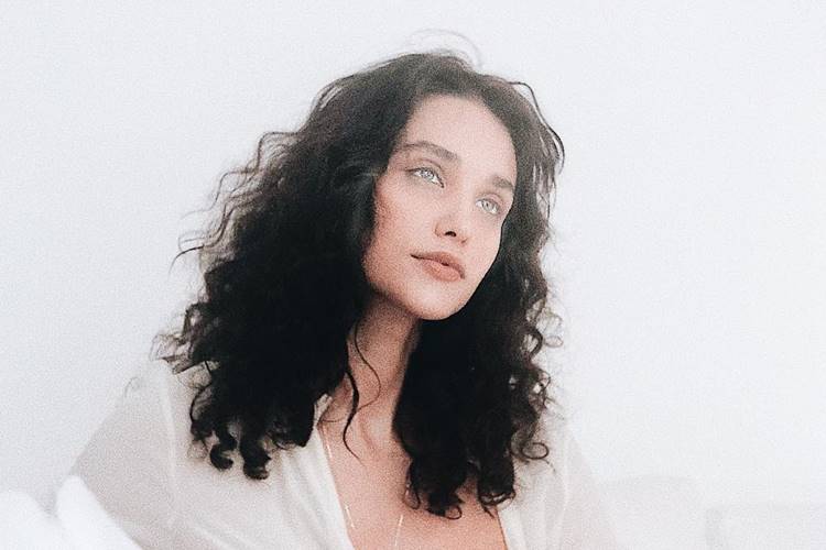 Débora Nascimento recebe apoio de Bruna Marquezine e Bruno Gagliasso