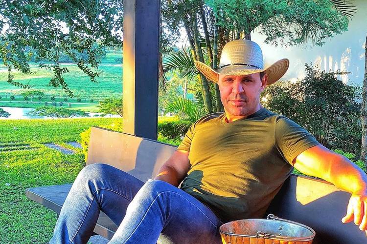 Eduardo Costa revela ter trocado de nome e motivo choca