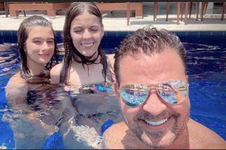 Eduardo Costa com a filha e sobrinha/Instagram