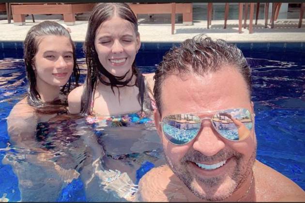 Eduardo Costa com a filha e sobrinha/Instagram