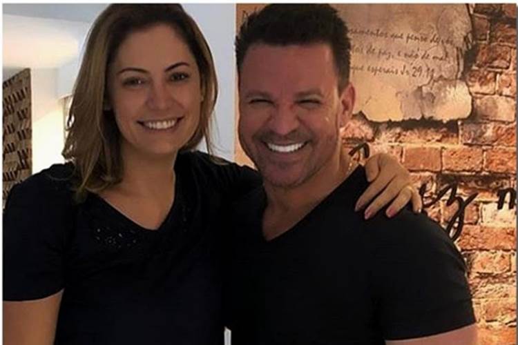 Eduardo Costa posa com Michelle Bolsonaro e faz elogios a primeira dama
