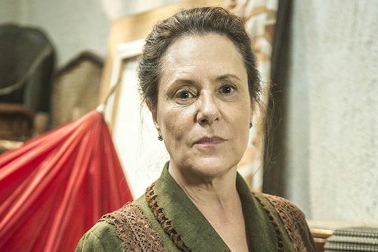 Elizabeth Savalla se ausenta de novela após marido sofrer AVC