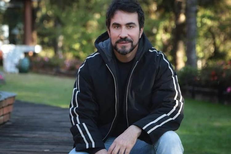 Em click raro, Padre Fábio de Melo posa ao lado da mãe e faz linda homenagem