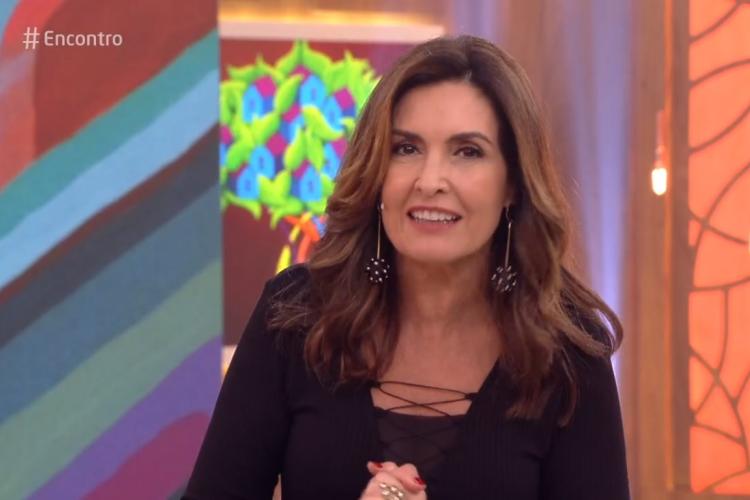 Fátima Bernardes comete gafe no “Encontro”