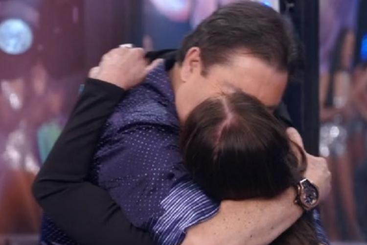 Faustão dá selinho em Susana Vieira durante programa