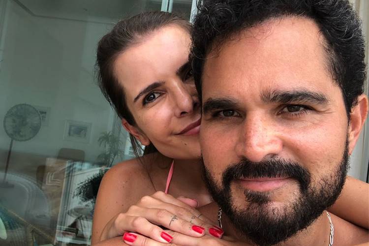 Em click romântico com a esposa, Luciano Camargo comemora férias