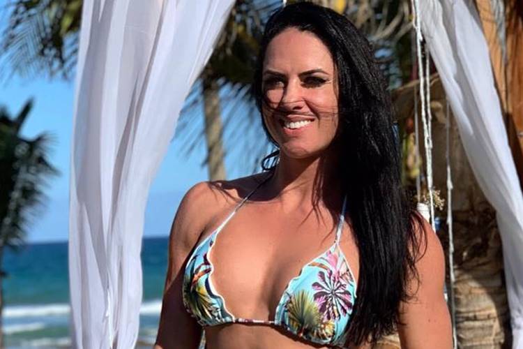 Graciele Lacerda curte passeio de lancha e exibe barriga negativa