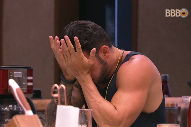 BBB19: Gustavo chora e se lamenta em dia de eliminação: “Engasgado de choro”