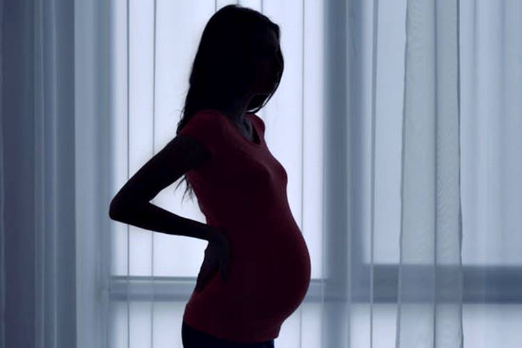 Ao vivo na TV, apresentadora anuncia gravidez e se emociona