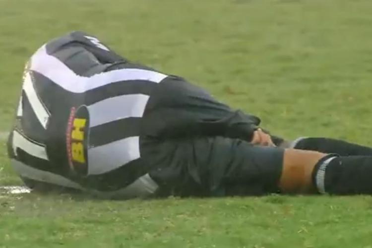 Jogador é atingido por raio durante partida de futebol ao vivo na TV