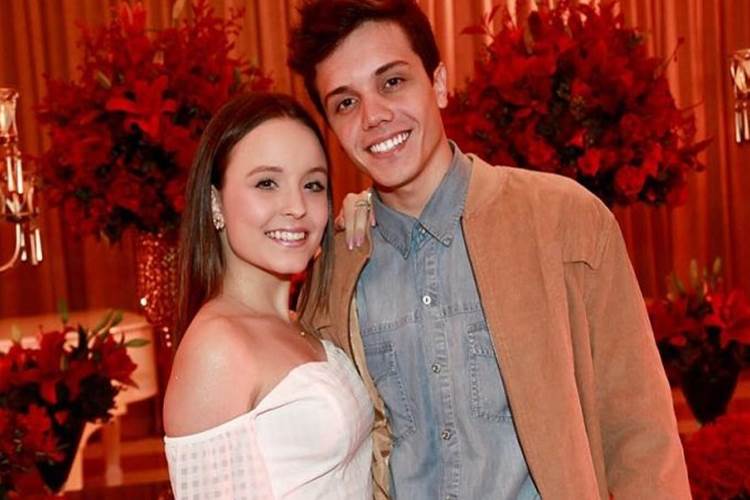 “Aqui só tem amor”, dispara Larissa Manoela em click com o namorado Léo Cidade