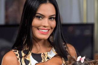 Solteira, Letícia Lima ostenta corpão em foto só de biquíni em piscina