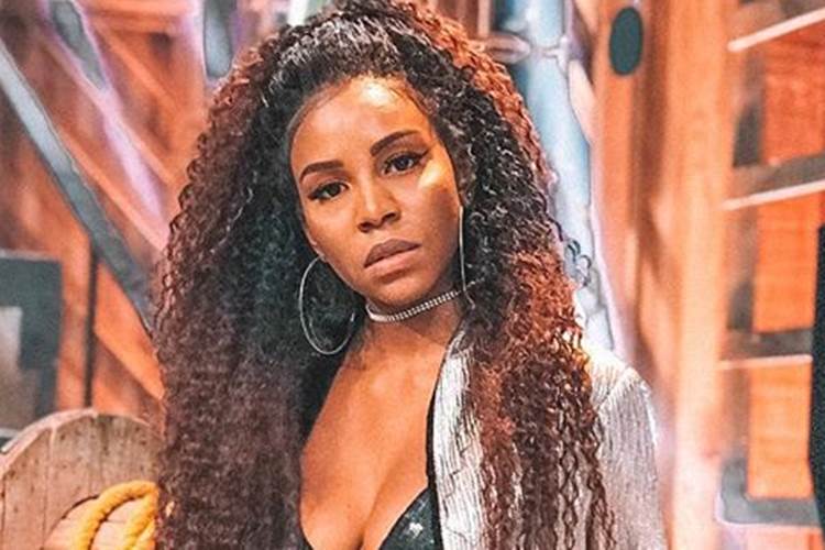 Luane Dias radicaliza e surge com o cabelo liso; confira