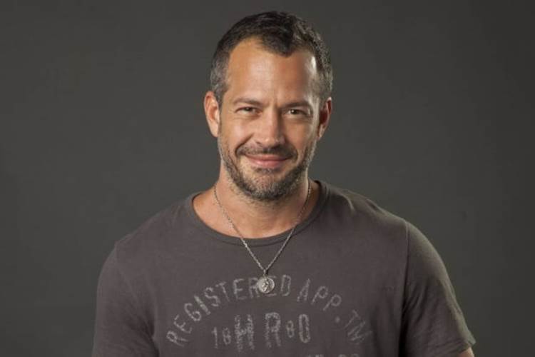 Malvino Salvador exibe a esposa e as três filhas em foto rara na piscina