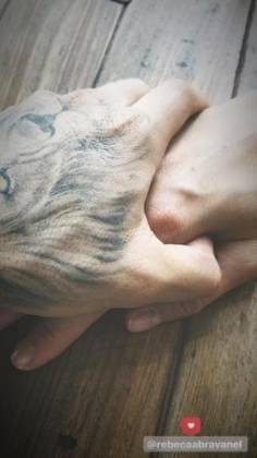 Mãos entrelaçadas de Alexandre Pato e Rebeca Abravanel - Reprodução/Instagram