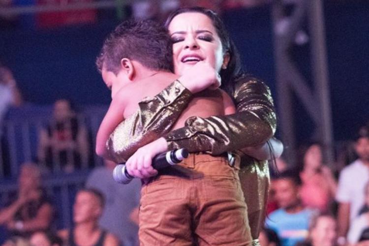 Cantora sertaneja publica foto fofa com criança