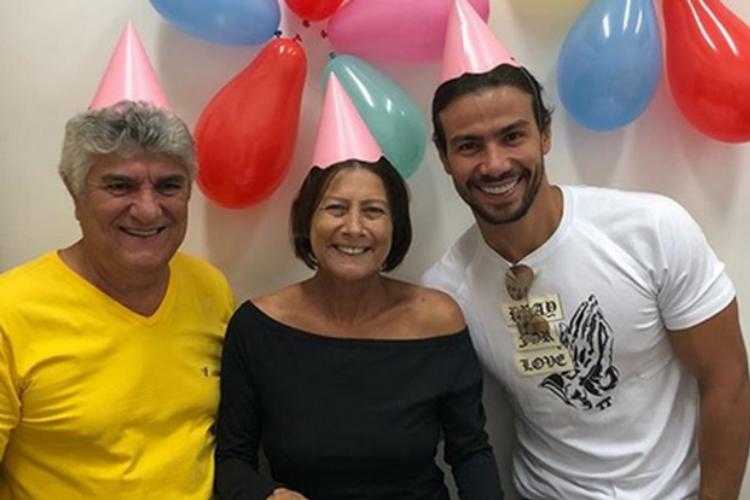 Doente, mãe de cantor sertanejo ganha festa surpresa em hospital