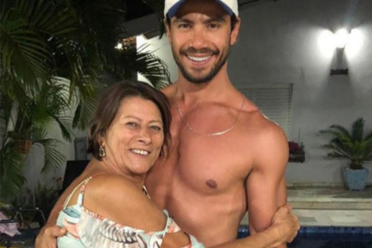 Cantor sertanejo Mariano comemora vitória da mãe na luta contra o câncer