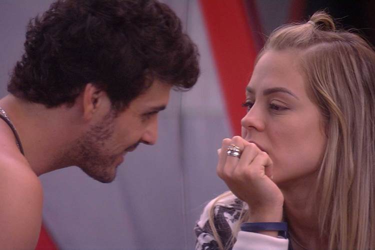 BBB19: Maycon e Isabella curtem clima de romance durante tarefas
