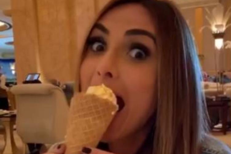 Em lua de mel, Nicole Bahls degusta doces folheados a ouro