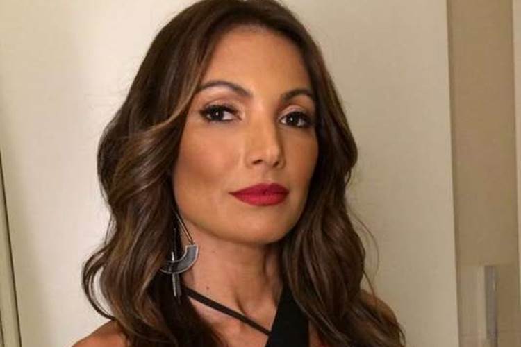 Patrícia Poeta faz pose em click de biquíni na praia