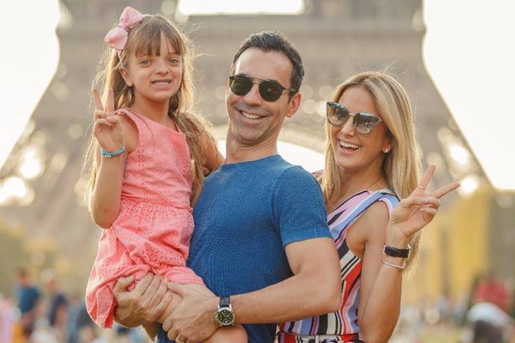 César Tralli se derrete por sua família: “Minhas três meninas”