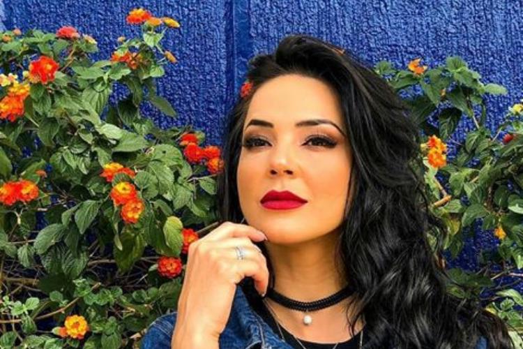 Bailarina de Silvio Santos publica foto e mostra belas curvas em rede social