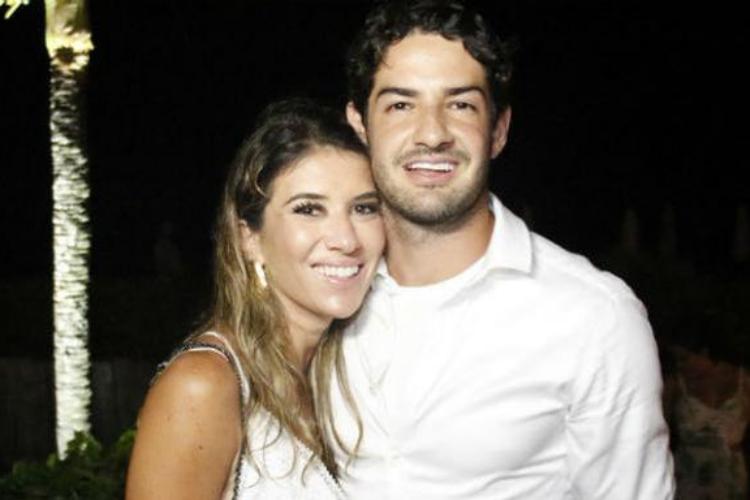 Apaixonado, Alexandre Pato torce por Rebeca Abravanel em premiação