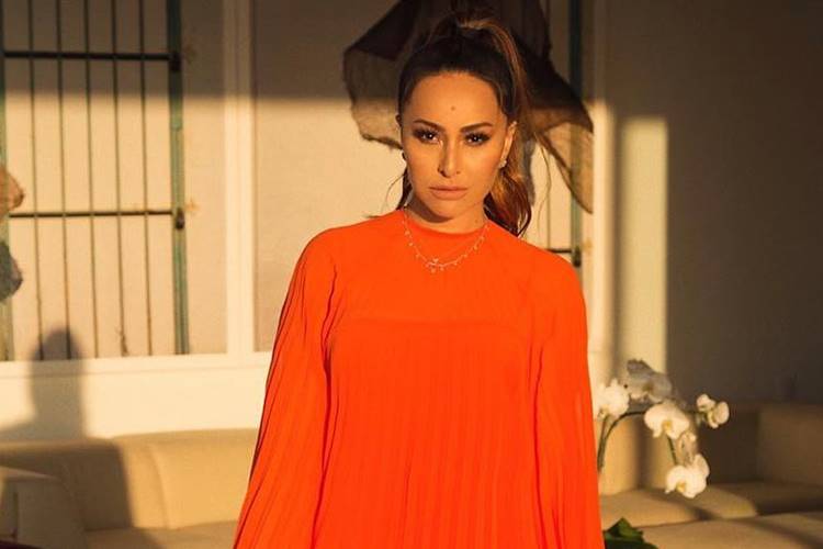 Sabrina Sato posa de shortinhos e corpo choca seguidores