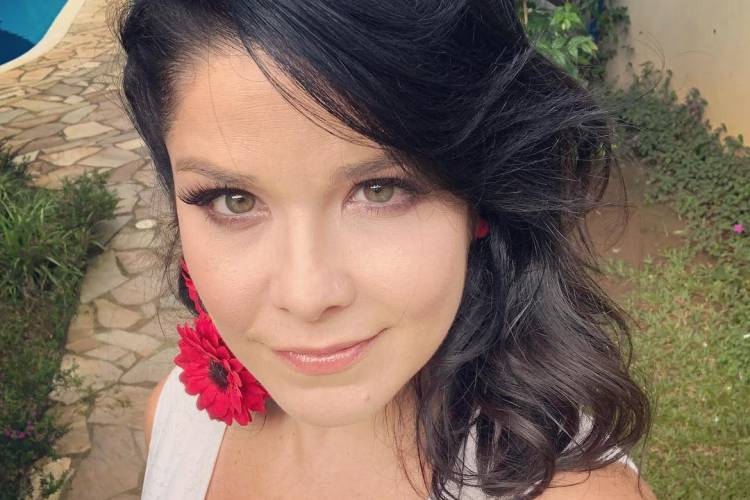 Samara Felippo se emociona com vacinação contra Covid-19 da  filha nos EUA: “Chorando”