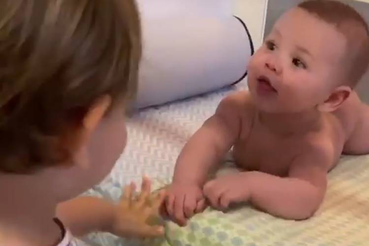 Em vídeo fofo, Andressa Suita mostra Samuel com o bumbum de fora brincando com o irmão