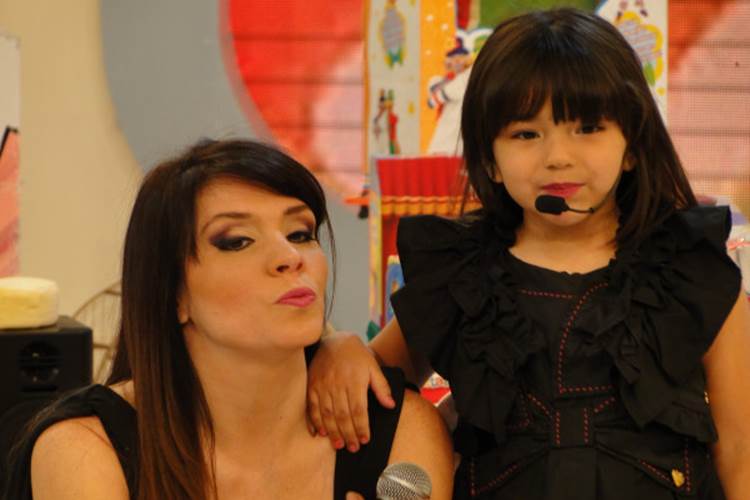 Após revisão, justiça abaixa valor da pensão da filha de Simony com ex-jogador