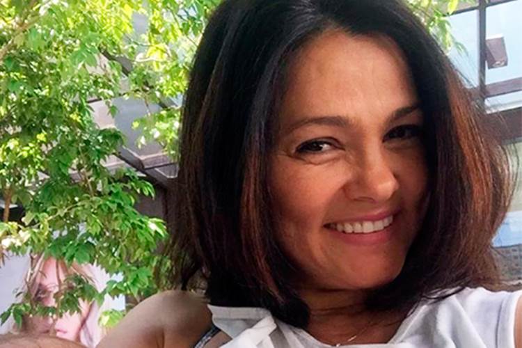 Suzana Alves exibe boa forma ao posar com a família em praia