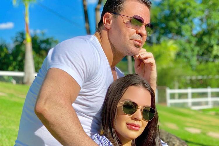 Em click romântico, Victória Villarim se declara a Eduardo Costa: “Meu homem, minha vida”