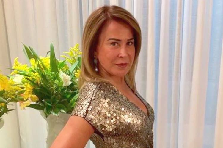 Zilu Camargo posa de biquíni e revela tatuagem em lugar estratégico