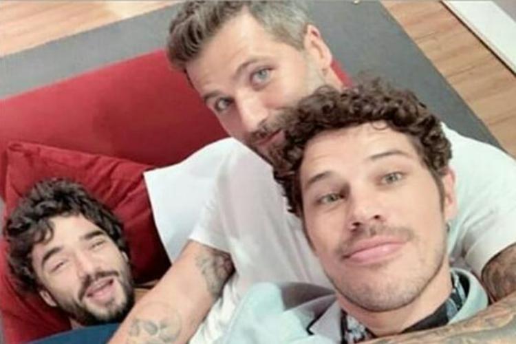 “Surubinha no dark room”, ironiza Caio Blat em foto com José Loreto e Bruno Gagliasso