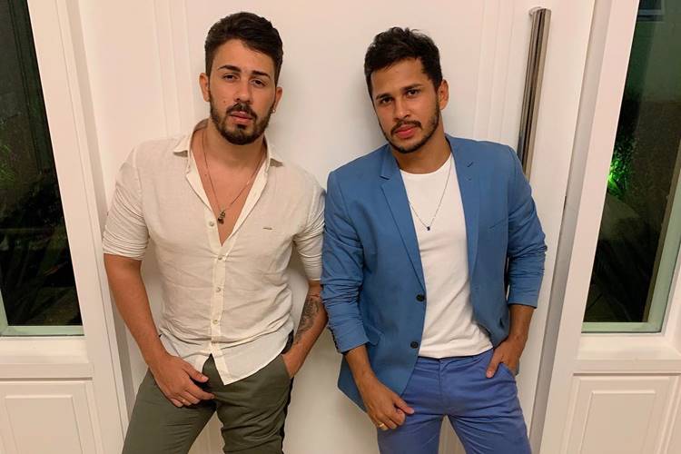 Carlinhos Maia faz declaração ao noivo e anuncia casório: “Maio será nosso!”