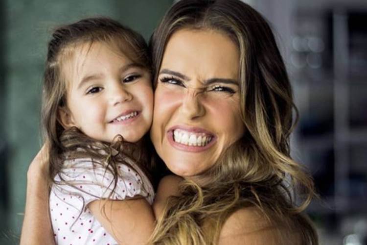 Em click fofo, Deborah Secco exibe a filha fantasiada de Emília