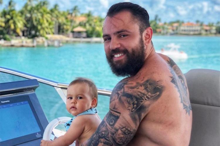 Filho de cantor sertanejo aparece no meio da neve nos braços do pai; confira