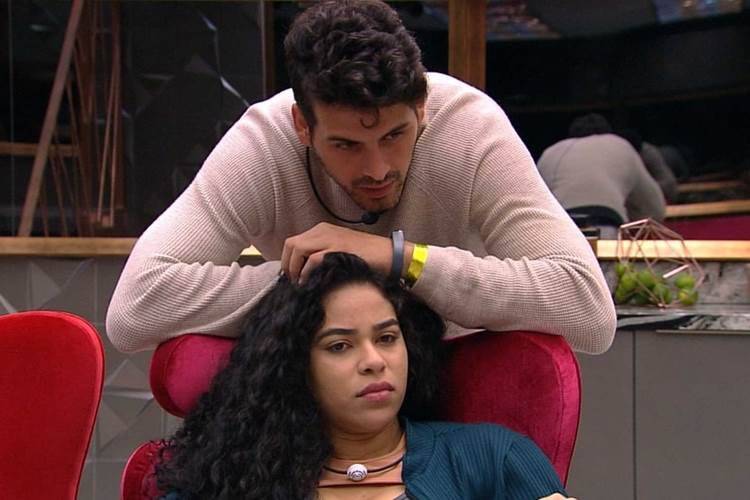 BBB19: Elana e Maycon são vistos em clima de intimidade durante festa