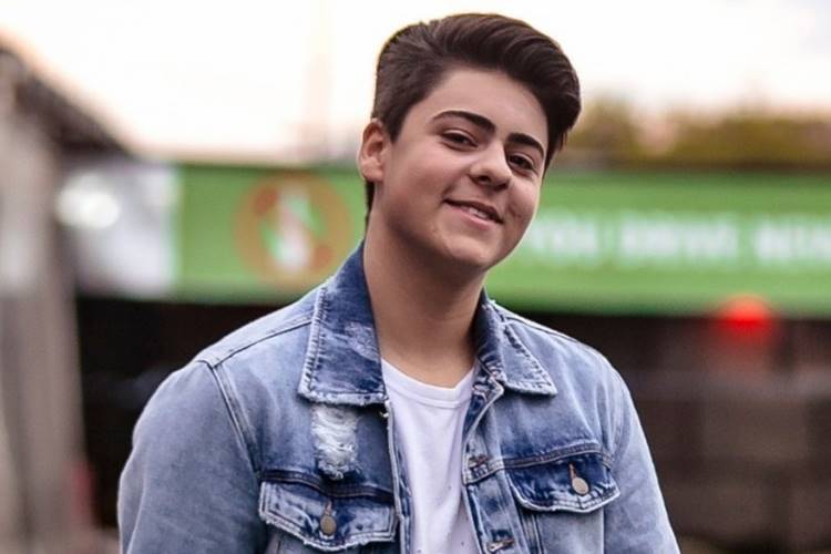 Caçula de famoso sertanejo, segue passos do pai, grava clipe romântico e lança terceira música