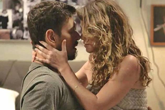 Espelho da Vida - Alain e Isabel se beijam (Reprodução/TV Globo)