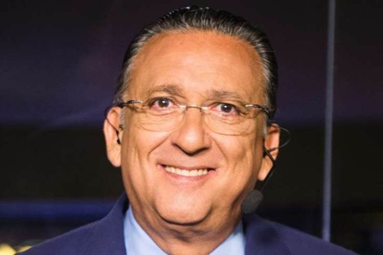 Sem camisa, Galvão Bueno curte dia de praia com esposa e amigos