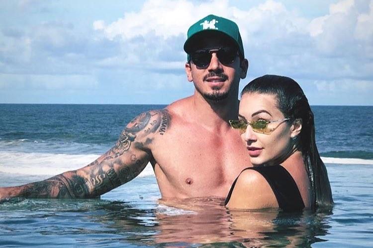 Após BBB19, Gustavo reata namoro com repórter do Faustão