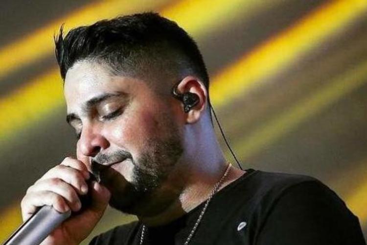 Sertanejo chora ao cantar música romântica em show