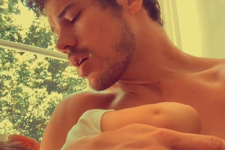 José Loreto canta para filha dormir e emociona a web: “Me fez chorar”